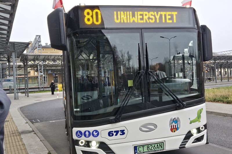 
W godzinach porannych, 12 listopada 2024 r., na ulice Torunia wyjechała nowa linia autobusowa n...