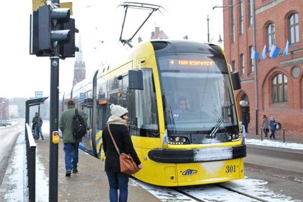 Tramwaj na przystanku zimą