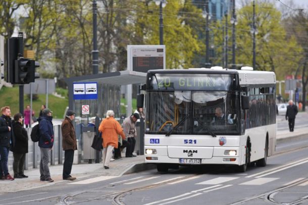 Autobus na ulicy