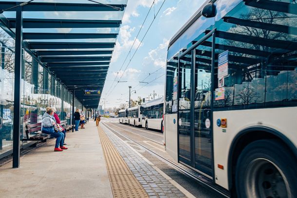 Autobus na węźle przesiadkowym