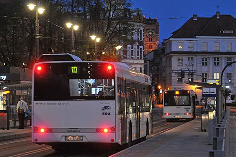 autobus na węźle na al. Solidarności