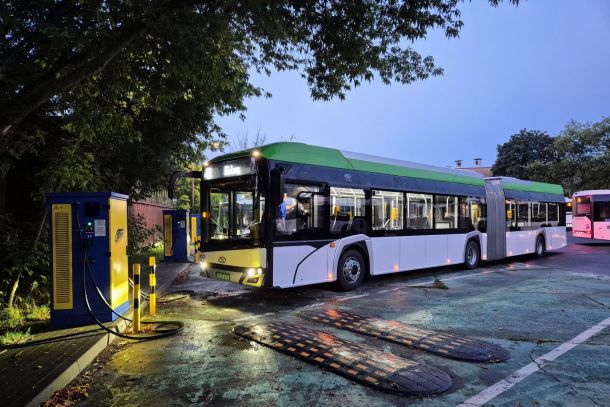 Przegubowy autobus elektryczny