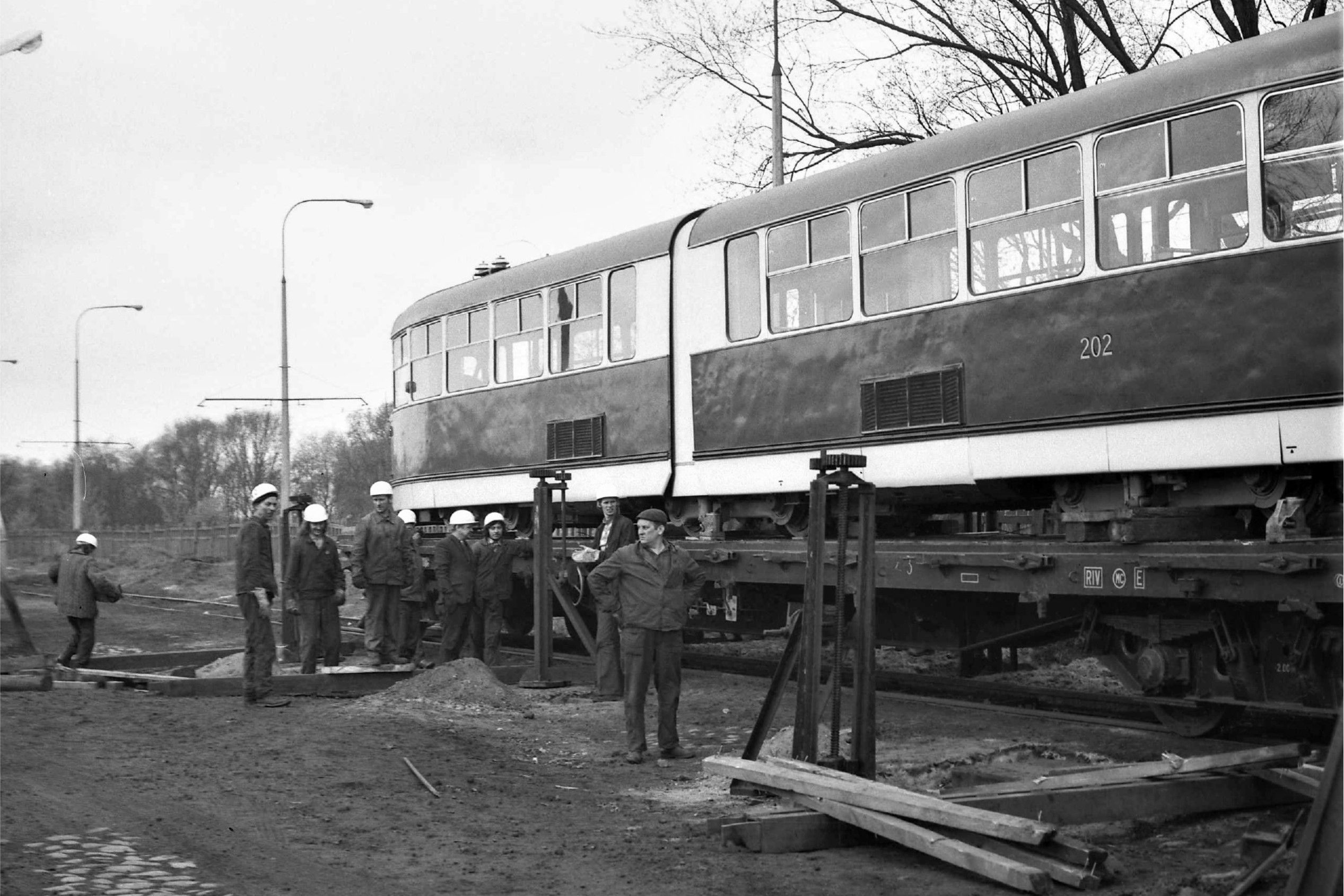 1972 - rozładunek wozów typu 803N, fot. archiwum MZK