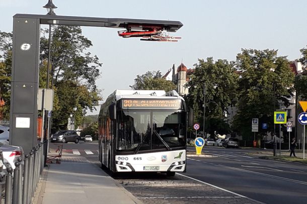 Autobus elektryczny pod ładowarką