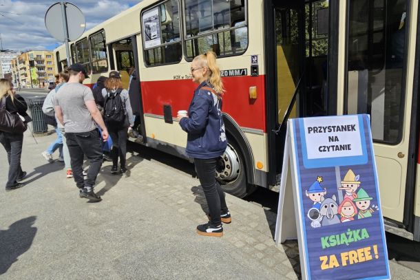 Bezpłatne rozdawanie książek w autobusie MZK w Toruniu