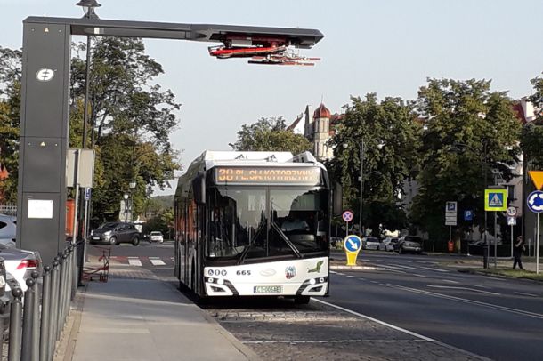 Autobus elektryczny pod ładowarką