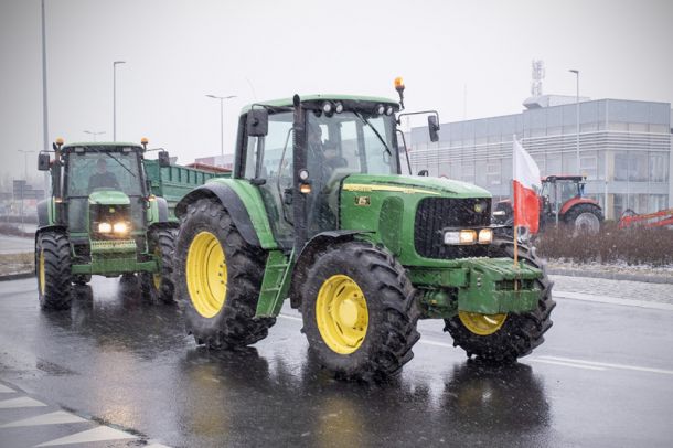 Traktor na rondzie