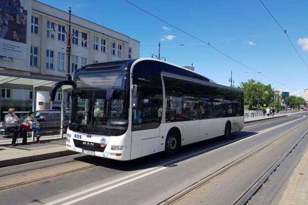 Autobus na ulicy