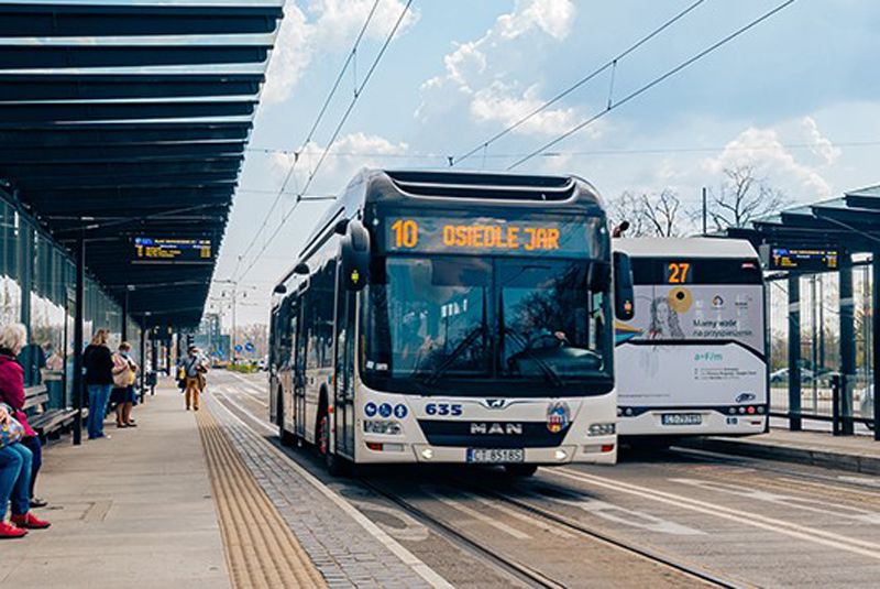 Autobus na węźle przesiadkowym